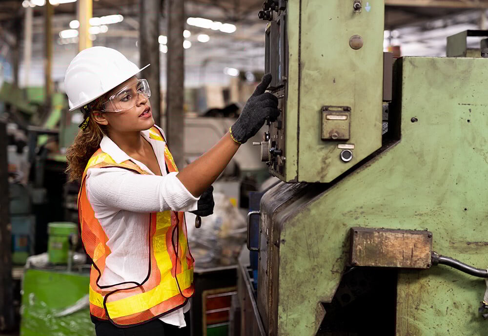 SideImage_WomanMachineCheck_435406843